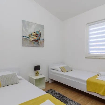 Sanda - With Pool Apartment Trogir