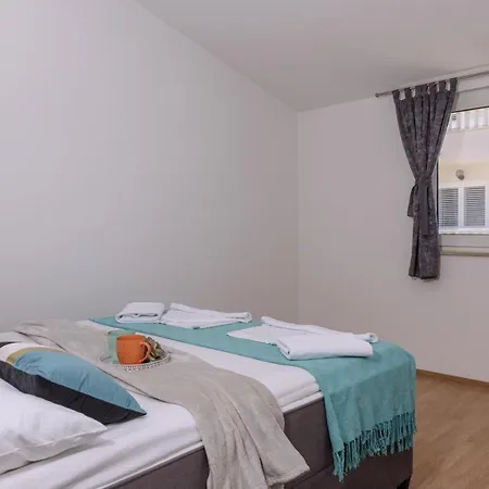Sanda - With Pool Apartment Trogir