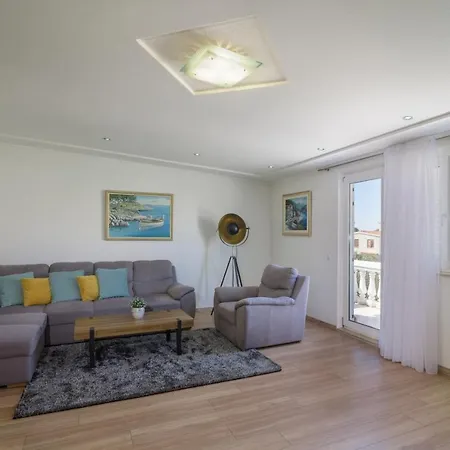 Sanda - With Pool Apartment Trogir